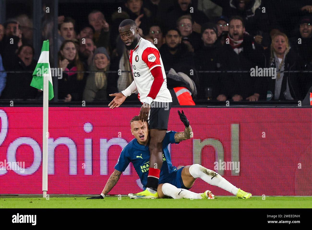 ROTTERDAM, PAESI BASSI - 24 GENNAIO: Noa Lang (PSV) e Lutsharel Geertruida (Feyenoord Rotterdam) durante l'Eredivisie match tra SC Feyenoord e PSV Foto Stock