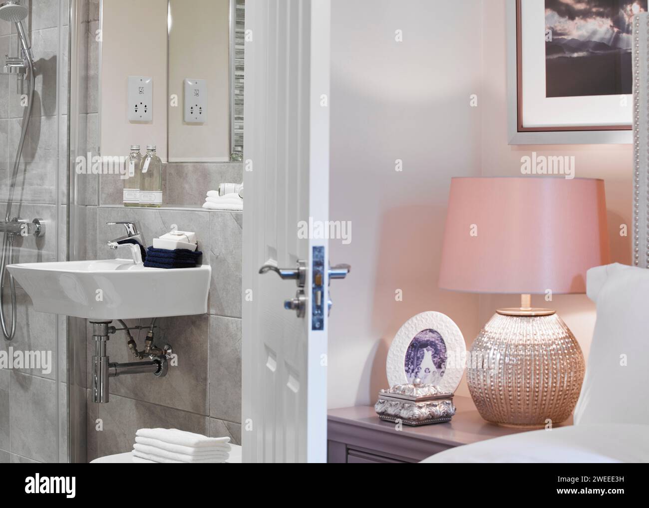 Camera da letto con bagno privato Foto Stock