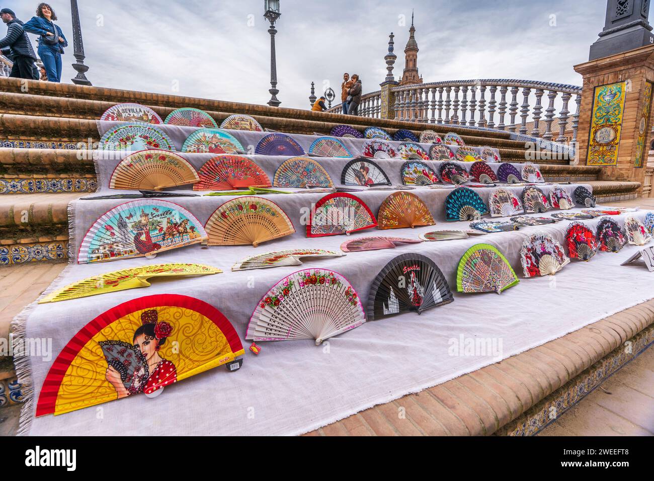 Ventilatori in vendita a Plaza de Espana, Siviglia (Spagna) Foto Stock