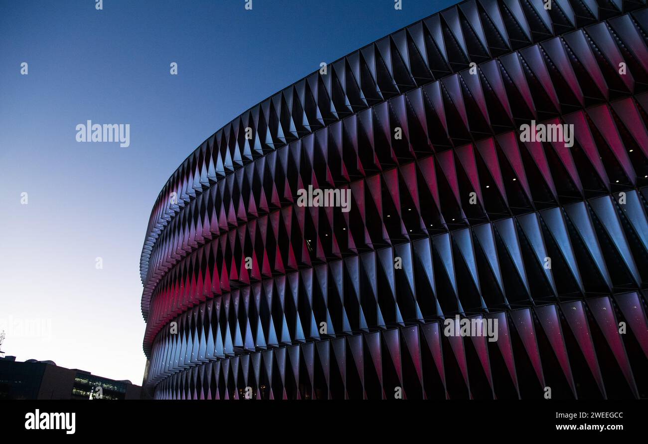 Vista esterna dello stadio San Mames fotografata al tramonto prima della partita di finale della Coppa del Rey tra Athletic Club e FC Barcelona il 24 gennaio 2024 a Bilbao, in Spagna. Foto di Victor Fraile / Power Sport Images Foto Stock