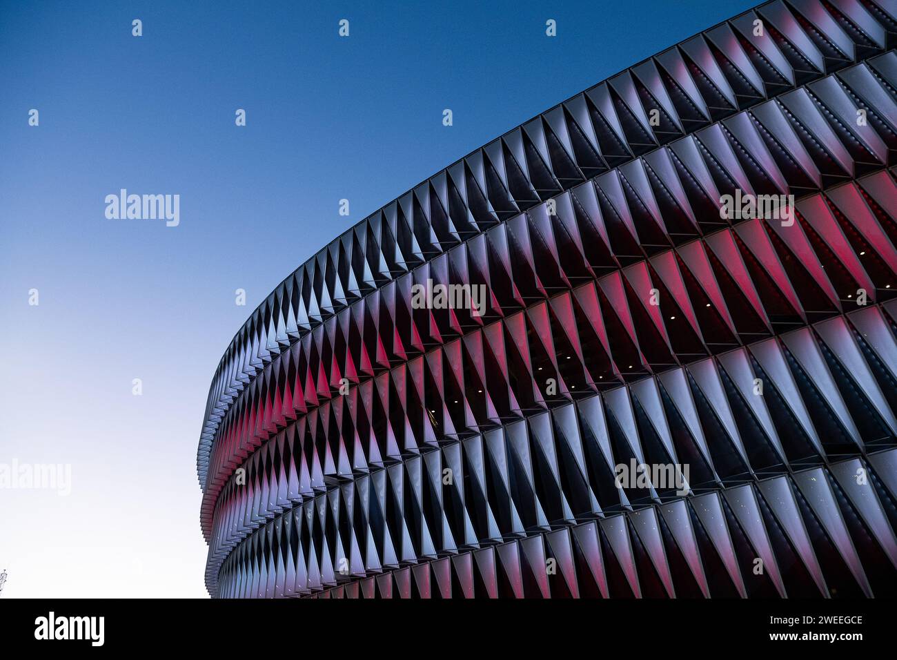 Vista esterna dello stadio San Mames fotografata al tramonto prima della partita di finale della Coppa del Rey tra Athletic Club e FC Barcelona il 24 gennaio 2024 a Bilbao, in Spagna. Foto di Victor Fraile / Power Sport Images Foto Stock