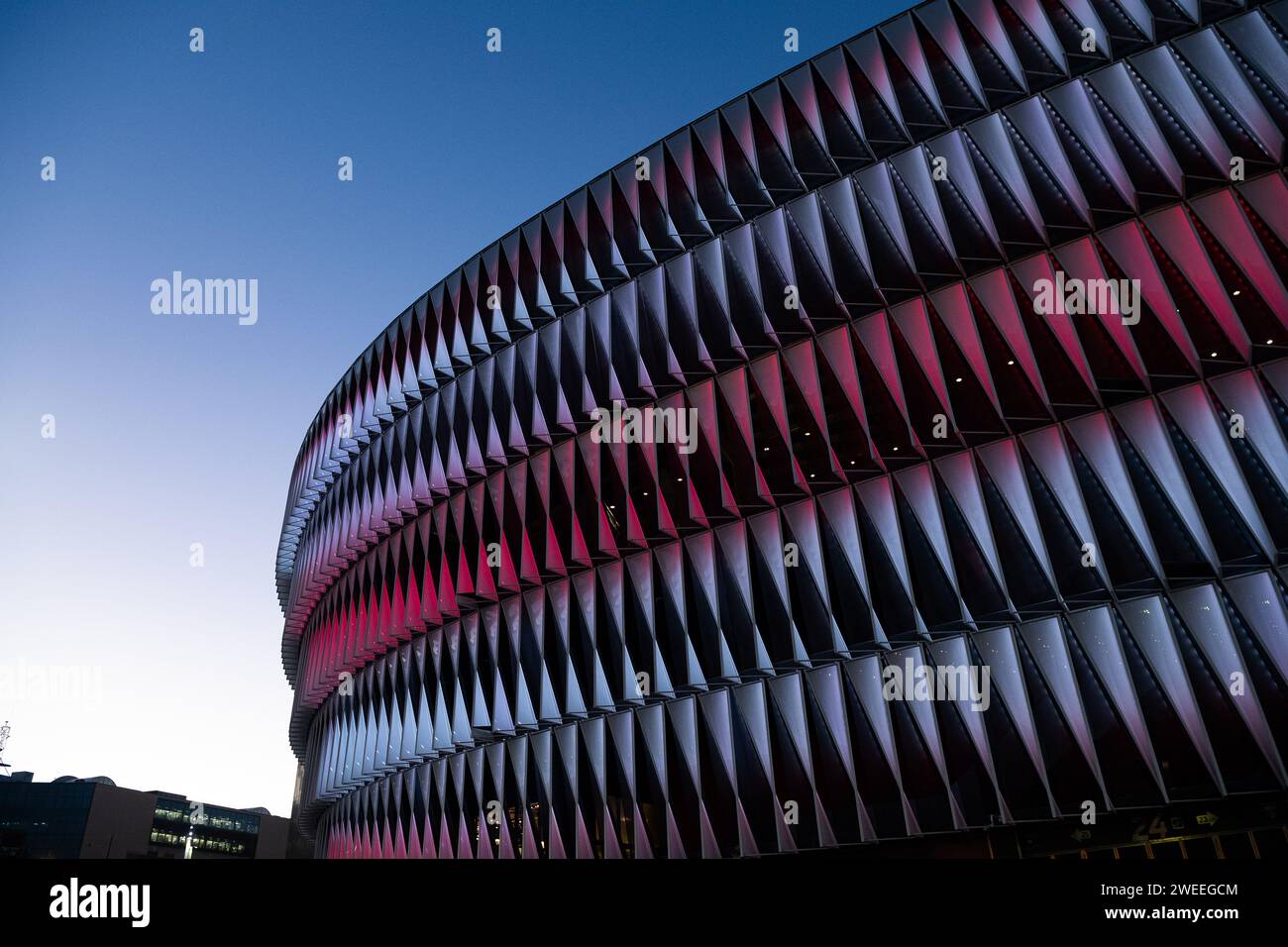 Vista esterna dello stadio San Mames fotografata al tramonto prima della partita di finale della Coppa del Rey tra Athletic Club e FC Barcelona il 24 gennaio 2024 a Bilbao, in Spagna. Foto di Victor Fraile / Power Sport Images Foto Stock