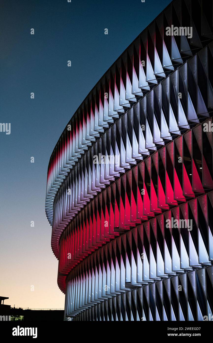 Vista esterna dello stadio San Mames fotografata al tramonto prima della partita di finale della Coppa del Rey tra Athletic Club e FC Barcelona il 24 gennaio 2024 a Bilbao, in Spagna. Foto di Victor Fraile / Power Sport Images Foto Stock