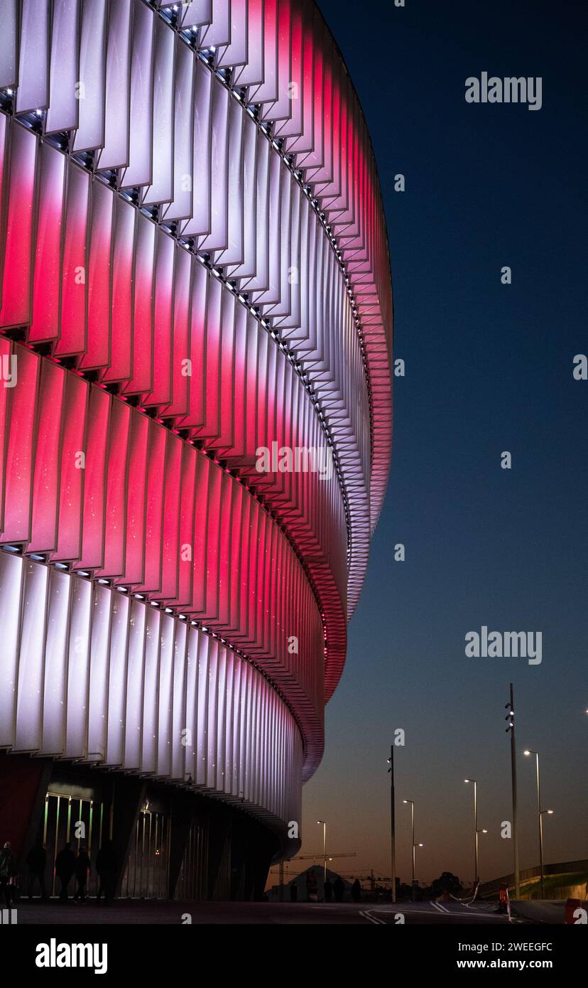Vista esterna dello stadio San Mames fotografata al tramonto prima della partita di finale della Coppa del Rey tra Athletic Club e FC Barcelona il 24 gennaio 2024 a Bilbao, in Spagna. Foto di Victor Fraile / Power Sport Images Foto Stock