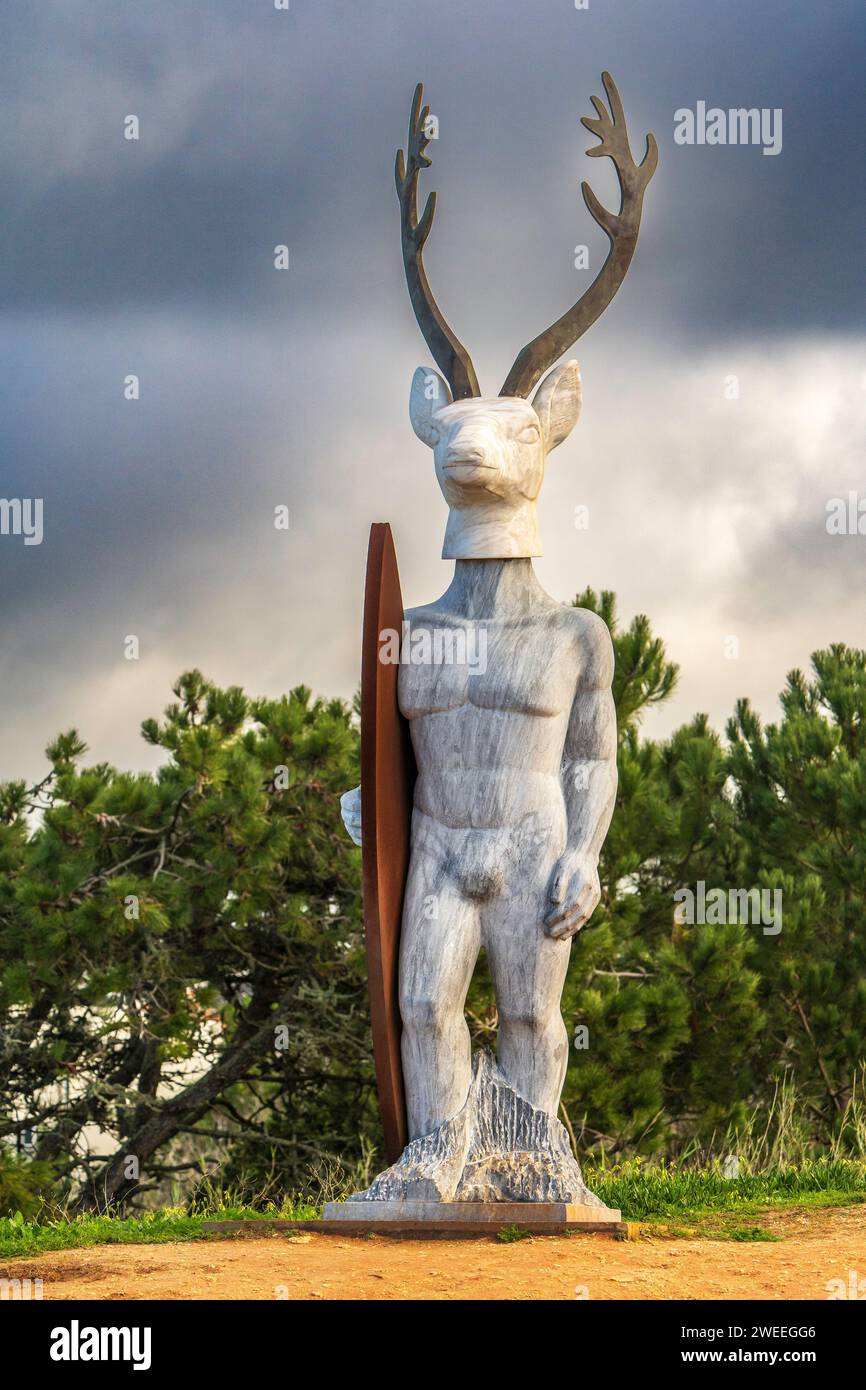 Statua in omaggio ai surfisti e a nostra Signora di Nazare. Foto Stock