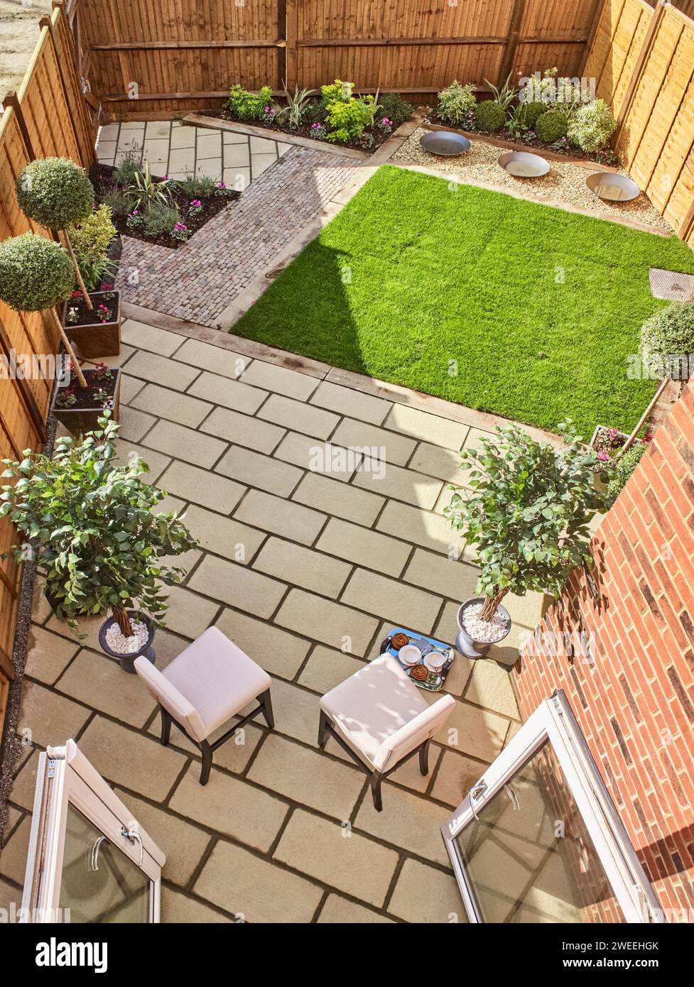 Giardino con patio e prati Foto Stock