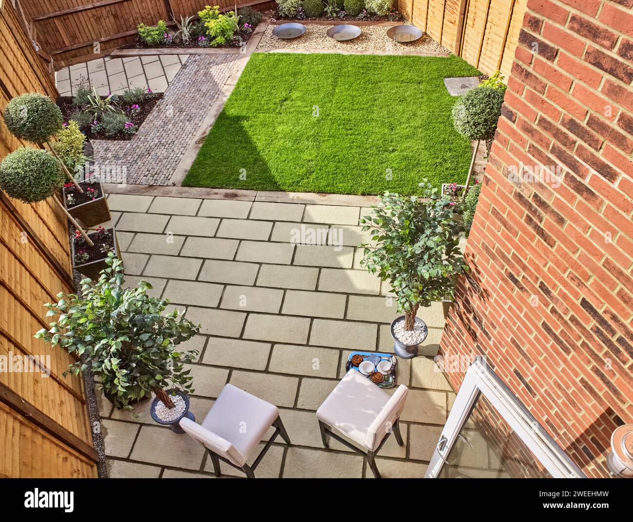 Giardino con patio e prati Foto Stock