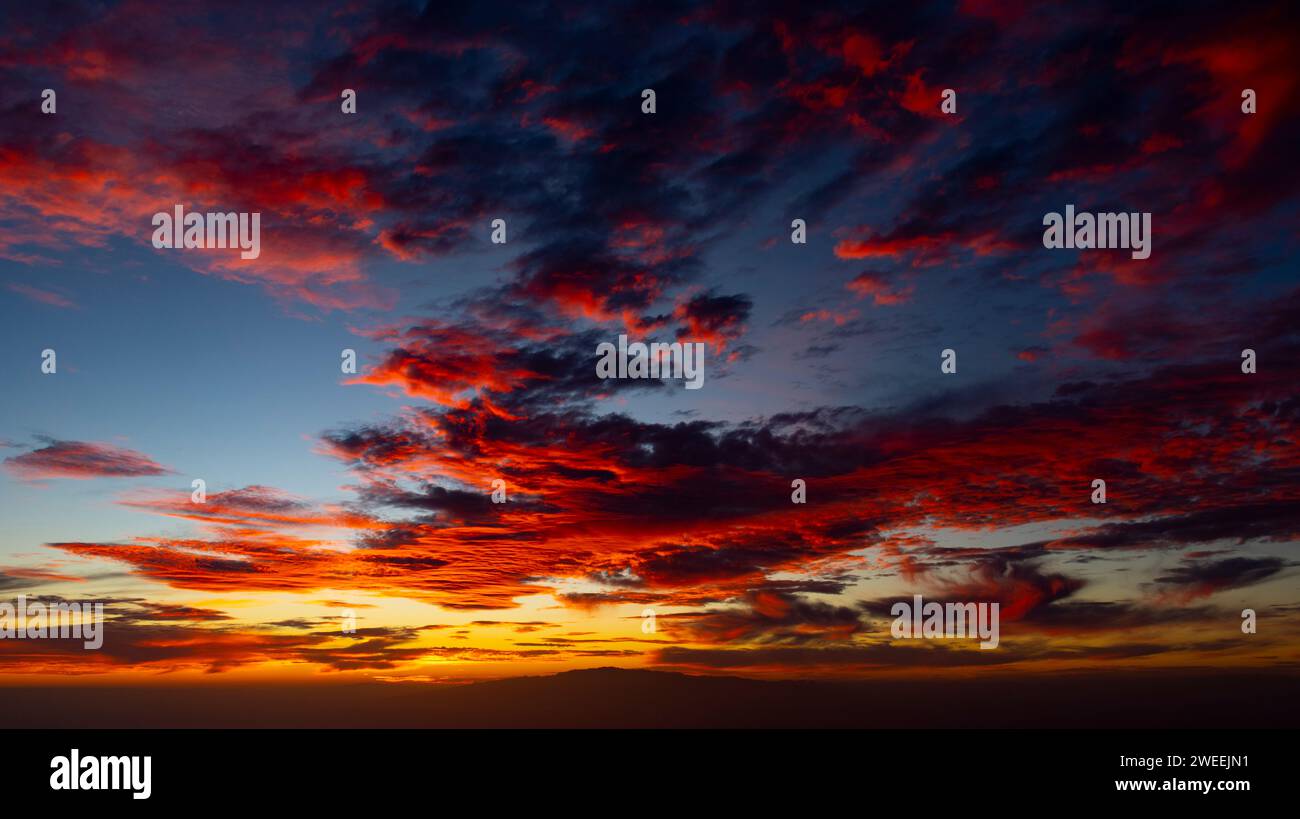 tramonto impressionante con nuvole arancioni e rosse. la silhouette di la gomera sullo sfondo. 24 gennaio 2024 Foto Stock