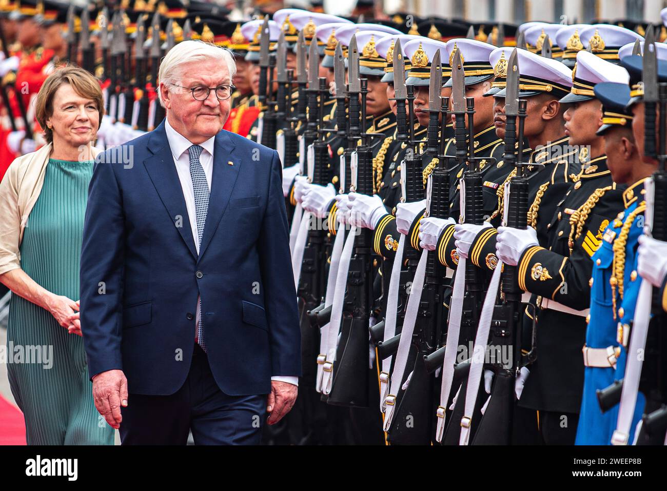 Bangkok, Thailandia. 25 gennaio 2024. Il presidente tedesco Frank-Walter Steinmeier ispeziona la guardia d'onore durante una cerimonia di benvenuto al palazzo del governo di Bangkok. Il presidente tedesco Frank-Walter Steinmeier è in visita ufficiale di due giorni in Thailandia per rafforzare i legami tra le due nazioni. (Foto di Peerapon Boonyakiat/SOPA Images/Sipa USA) credito: SIPA USA/Alamy Live News Foto Stock