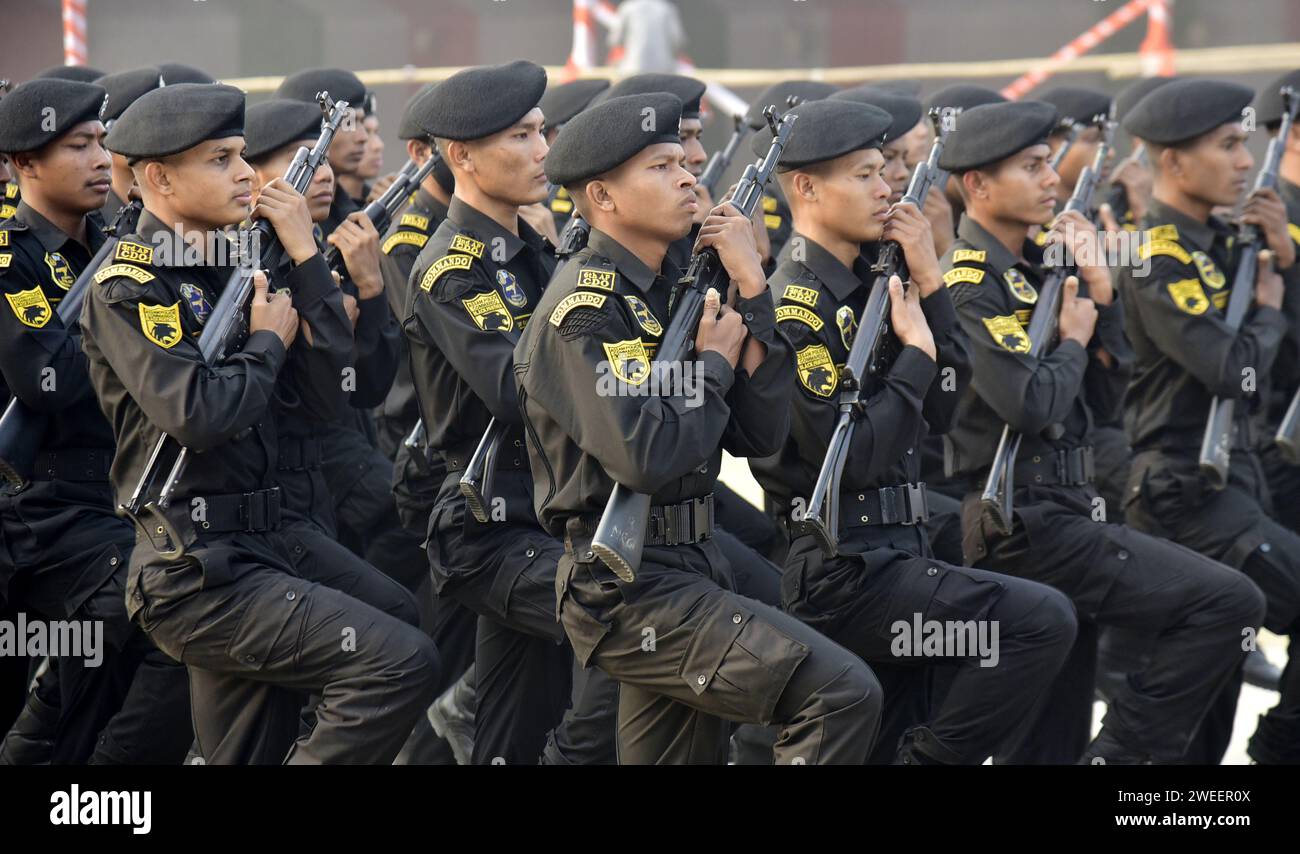 Guwahati, Guwahati, India. 24 gennaio 2024. Il commando della polizia di Assam partecipa alle prove di parata in vista della celebrazione del 75° giorno della Repubblica presso il campo dei college veterinari a Guwahati in India mercoledì 24 gennaio 2024. (Immagine di credito: © Dasarath Deka/ZUMA Press Wire) SOLO USO EDITORIALE! Non per USO commerciale! Foto Stock