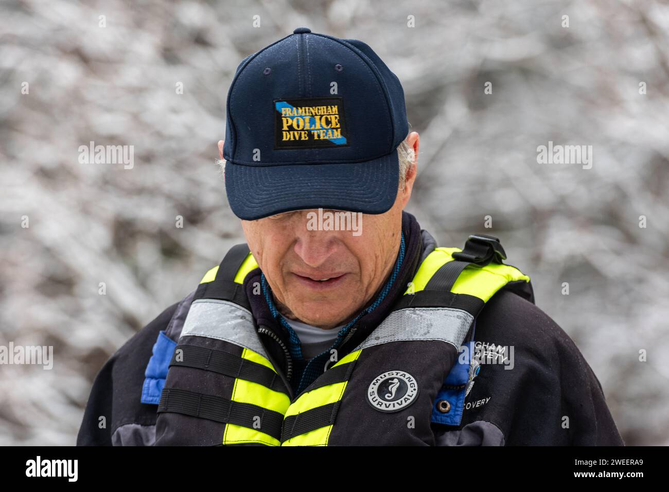 Vigili del fuoco e polizia con la squadra subacquea del Massachusetts District 14, che conduce un addestramento di soccorso su ghiaccio a White Pond a Concord. Foto Stock