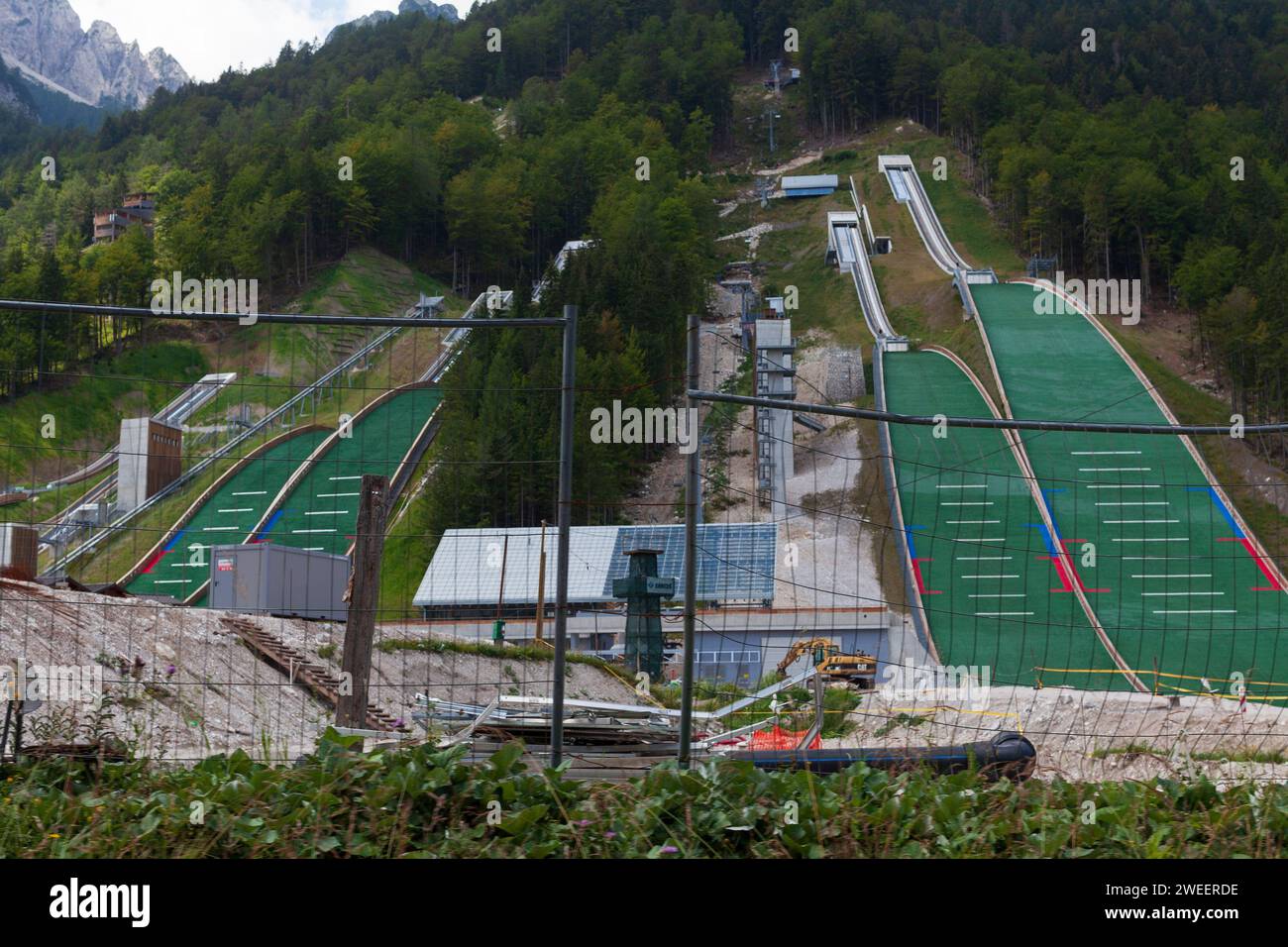 Planica, Valle del Tamar, Slovenia - 02 agosto 2014: Ricostruzione e ammodernamento del centro sciistico nordico di Planica nelle Alpi Giulie slovene. Foto Stock