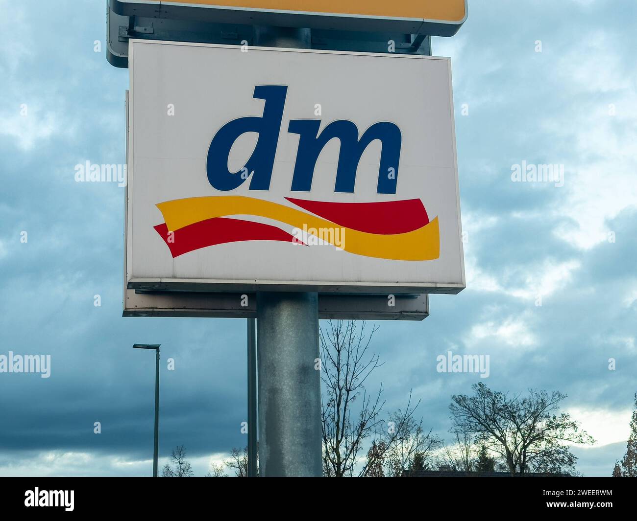 Langweid, Baviera, Germania - 20 novembre 2023: Un negozio dm Drogeriemarkt con logo *** Eine dm Drogeriemarkt Filiale mit Logo Foto Stock