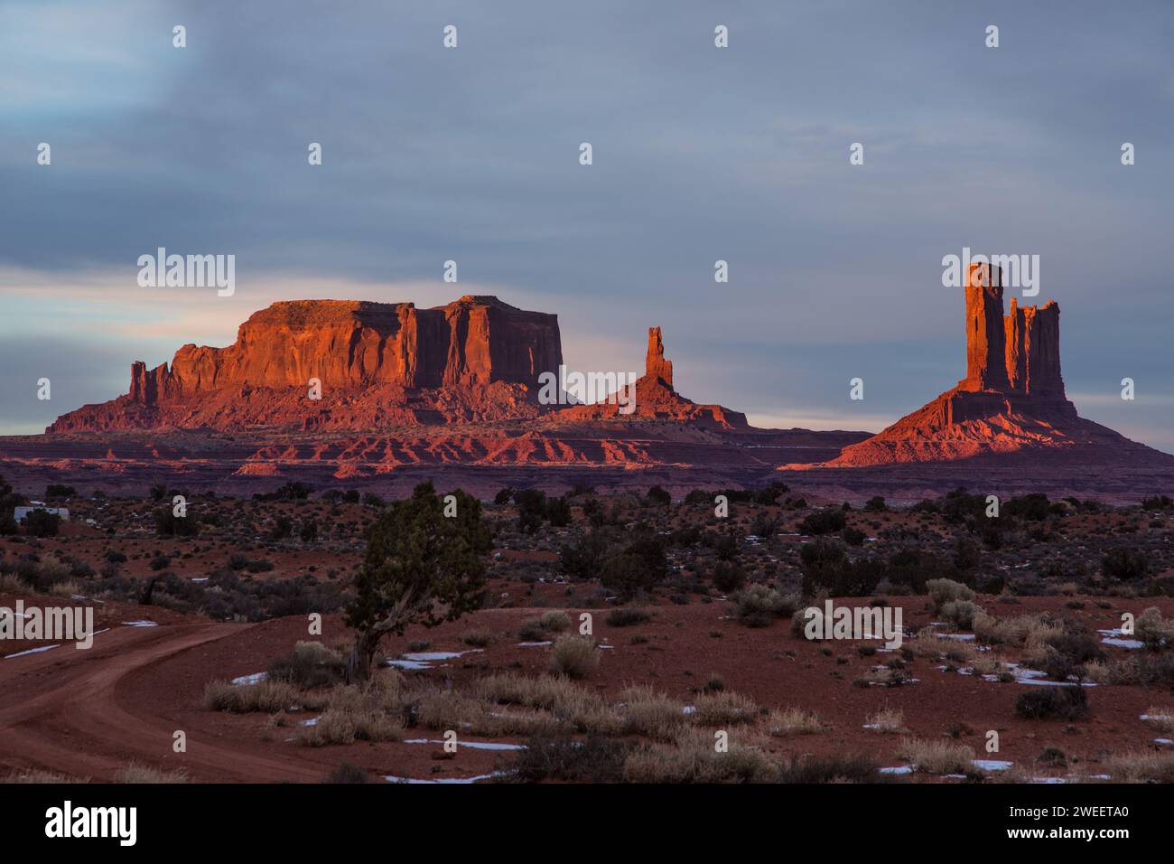 Alba su Sentinal Mesa, il re sul trono, Castle Butte e Stagecoach nel Monument Valley Navajo Tribal Park in Arizona. Questi sono oft Foto Stock