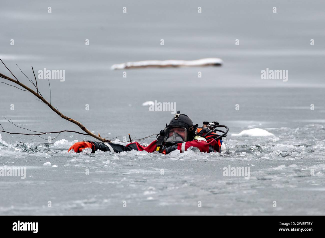 Vigili del fuoco e polizia con la squadra subacquea del Massachusetts District 14, che conduce un addestramento di soccorso su ghiaccio a White Pond a Concord. Foto Stock