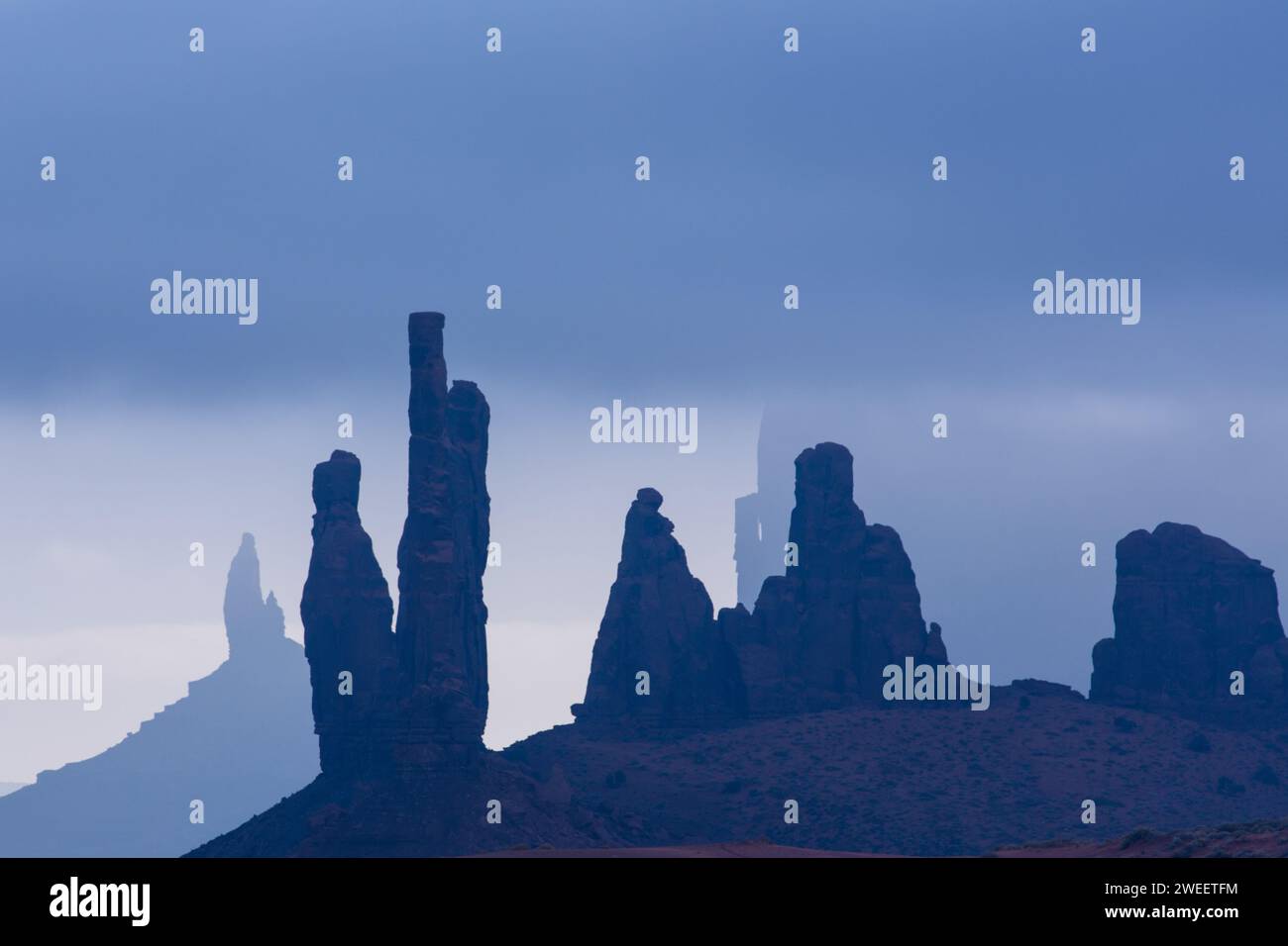 Vista teleobiettivo del Totem Pole, Yei Bi Chei e Rooster Rock / Butte nel Monument Valley Navajo Tribal Park in Arizona. Foto Stock
