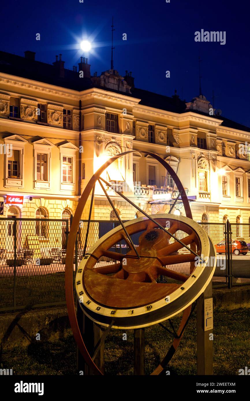 Gorizia, Friuli, Italia - 21 marzo 2011: Orologio solare al confine tra Slovenia e Italia alla stazione ferroviaria di Nova Gorica e Piazza Transalpina Foto Stock