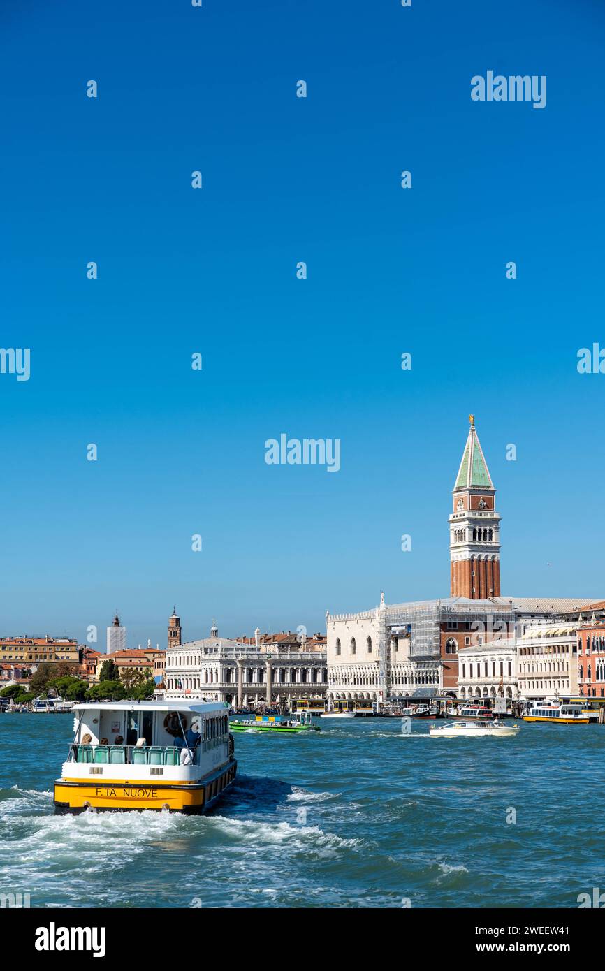 Venezia, Italia - 12 settembre 2022: Vaporetto ACTV in acqua di fronte alla città di Venezia **** vaporetto Wasserbus der ACTV im Wasser vor der Stadt Venedig in Italien Foto Stock