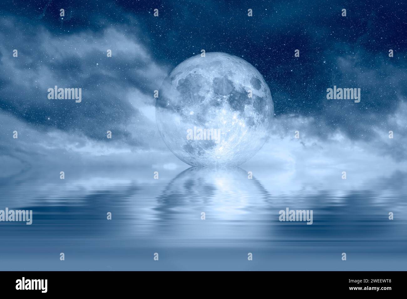 Luna piena nel cielo stellato riflesso nell'acqua Foto Stock