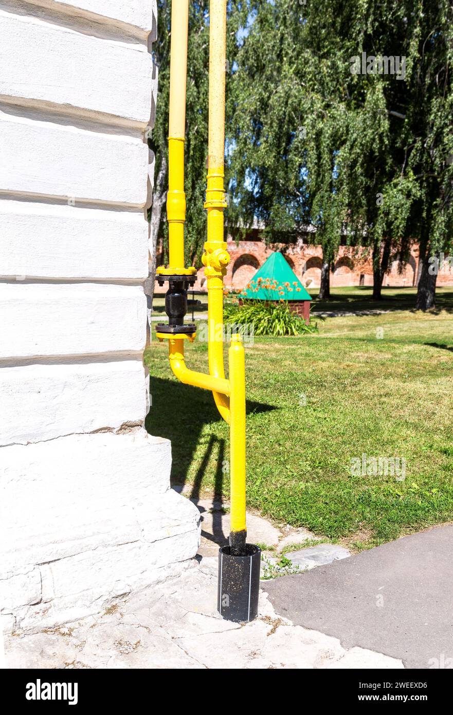 Punto di ingresso del gas ad un edificio residenziale. Tubi del gas con valvola sulla parete dell'edificio. Punto di distribuzione del gas in una casa appartamento Foto Stock
