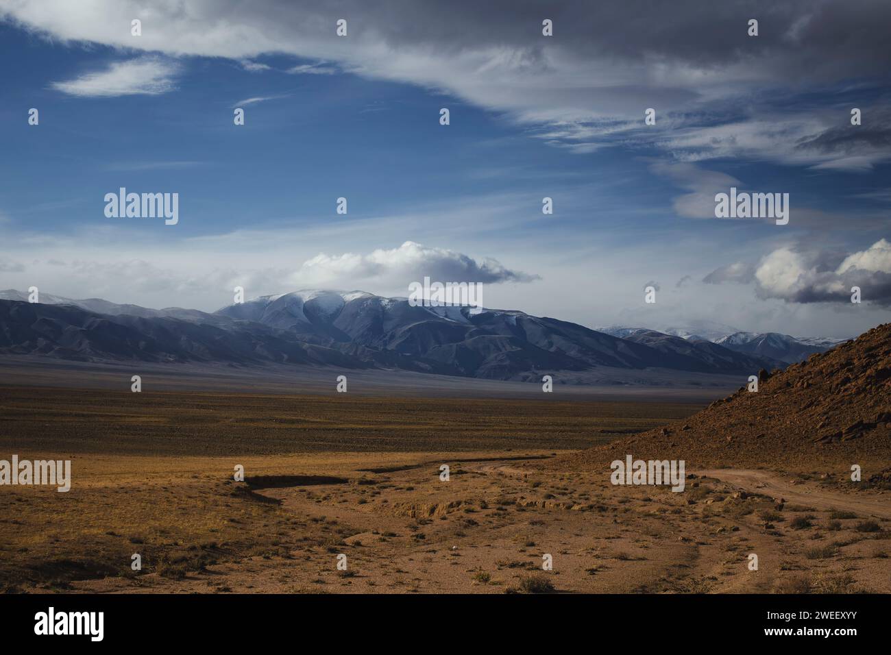 Un paesaggio montuoso in Mongolia. Foto Stock