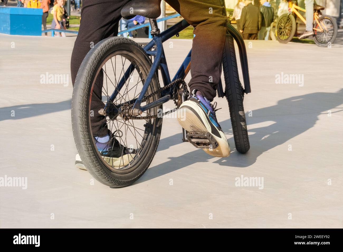 Vita urbana attiva. Subcultura urbana. Bicicletta estrema che si diverte a praticare sulla rampa dello skatepark nelle giornate di sole in città. Foto Stock