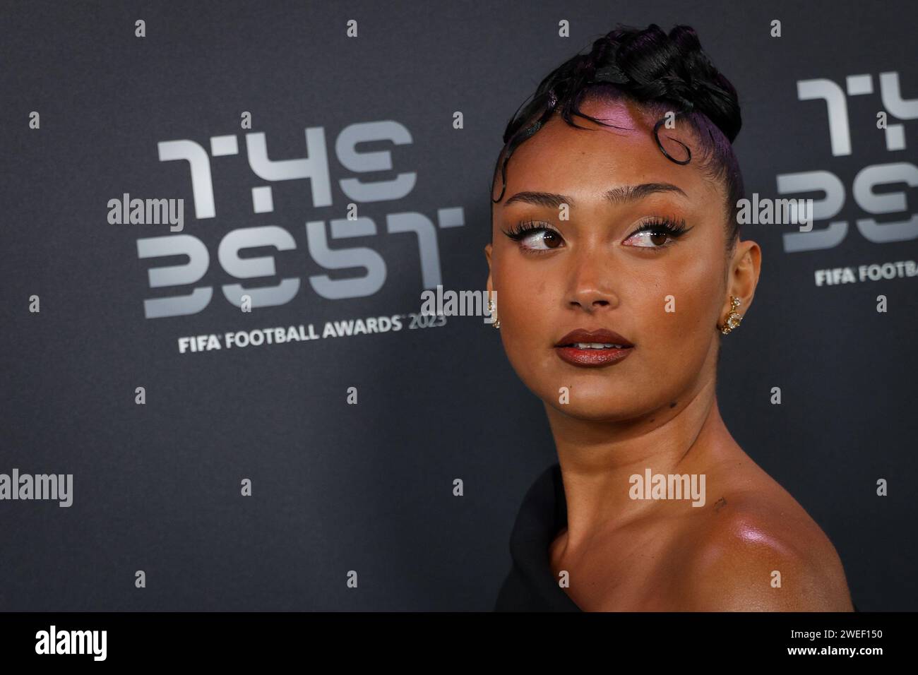 La cantautrice britannica Joy Crookes ai FIFA Best Awards di Londra il 15 gennaio 2024. Foto Stock