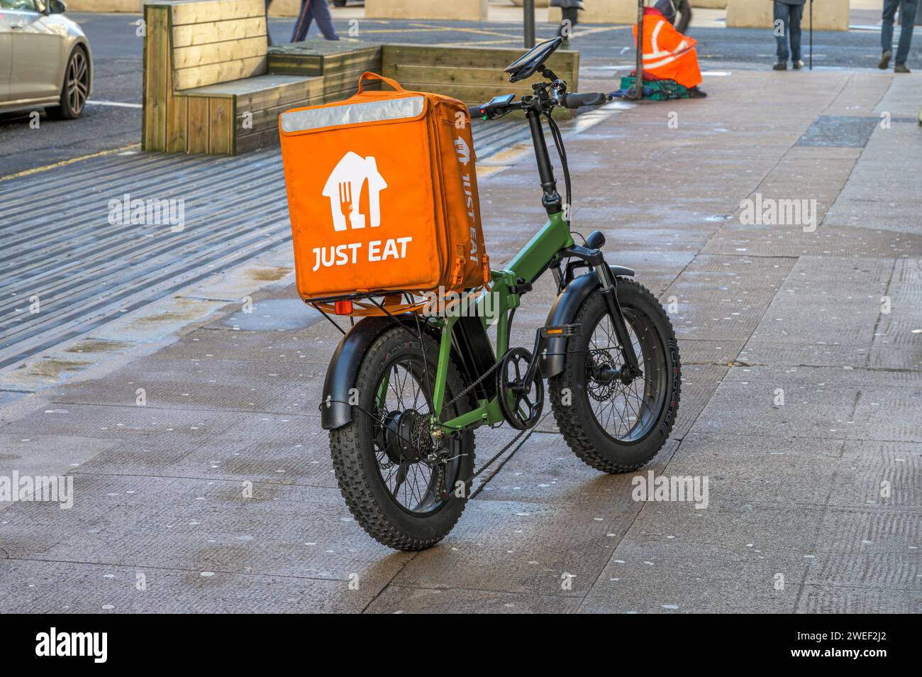 Una scatola di consegna Just Eat food sul retro di una bicicletta fissa, Glasgow, Scozia, Regno Unito, Europa Foto Stock
