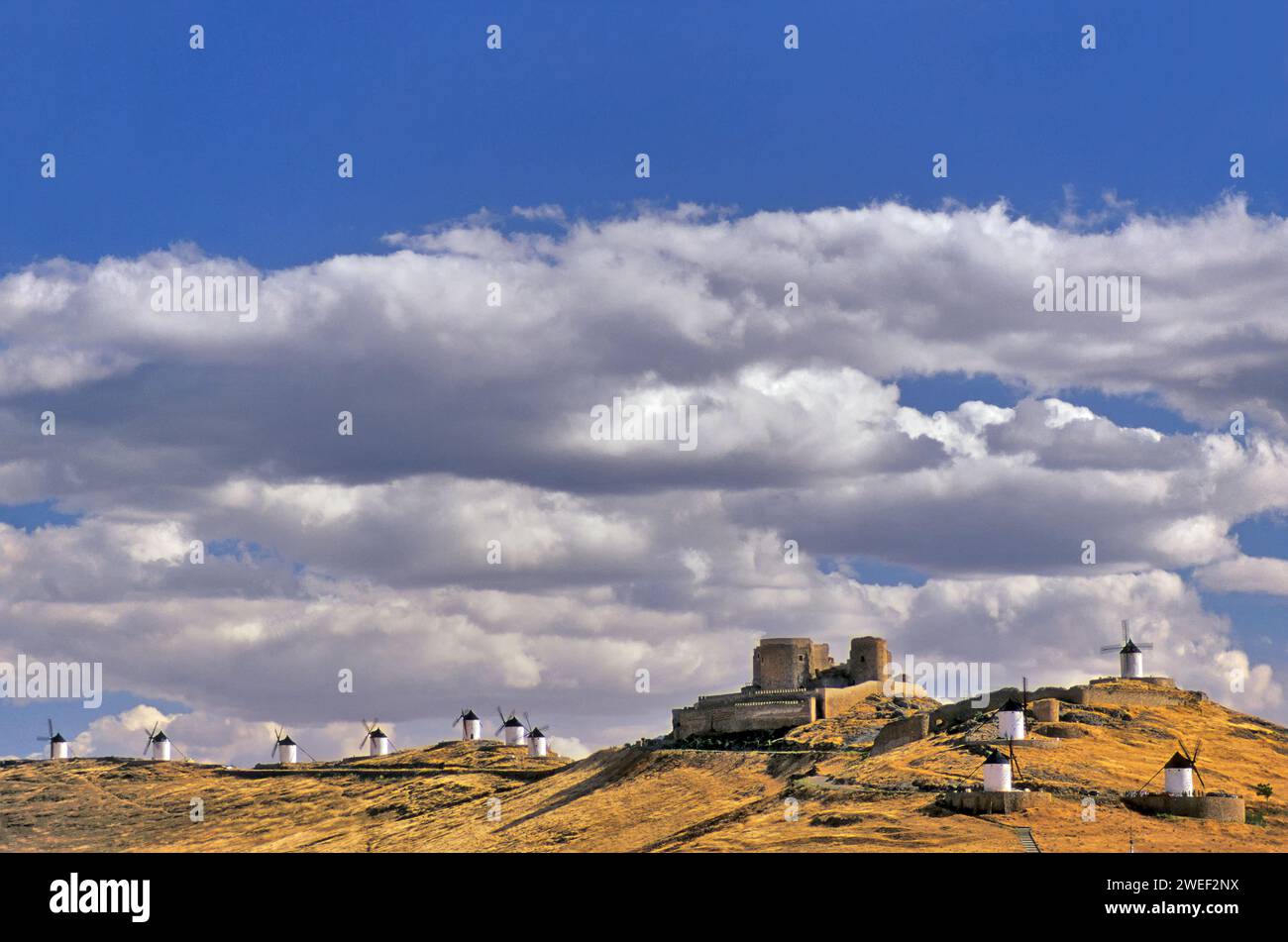 Mulini a vento e Castello di la Muela, sulla collina di Cresteria Manchega vicino a Consuegra, Castilla la Mancha, Spagna Foto Stock