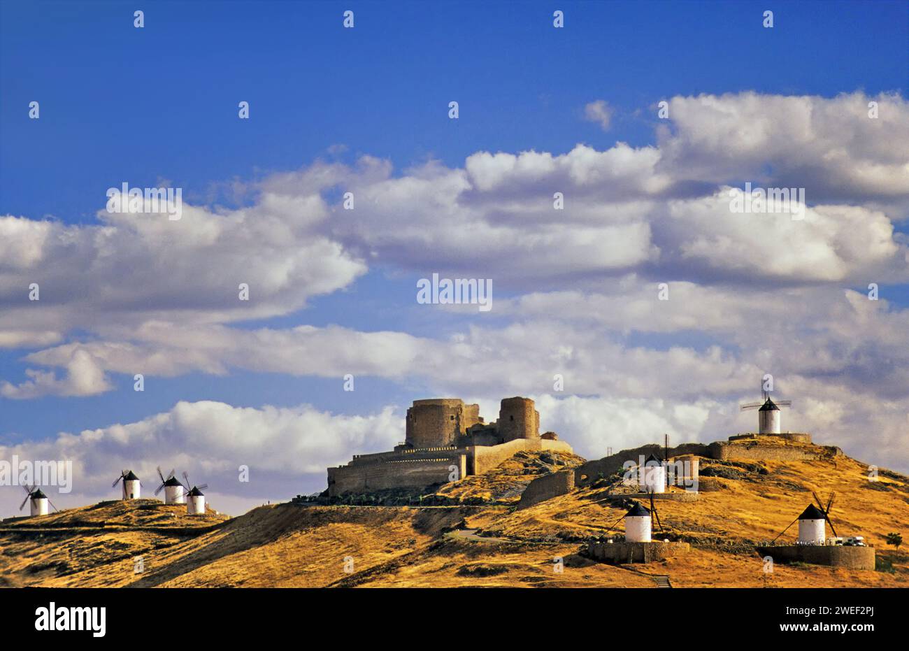 Mulini a vento e Castello di la Muela, sulla collina di Cresteria Manchega vicino a Consuegra, Castilla la Mancha, Spagna Foto Stock
