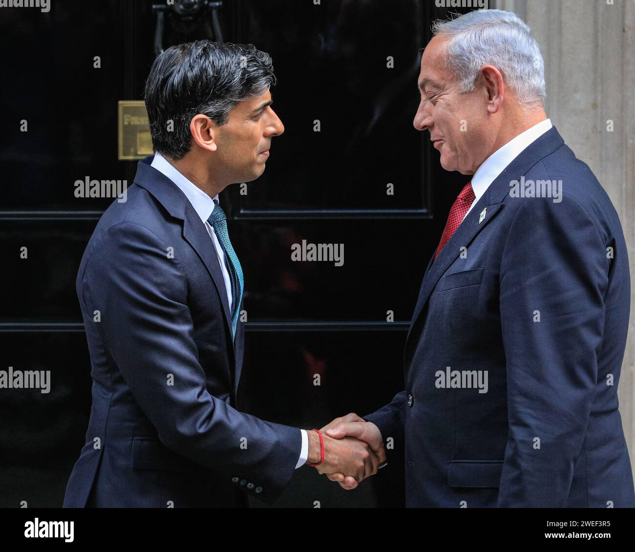 Rishi Sunak, MP, primo Ministro Regno Unito, dà il benvenuto a Benjamin Netanyahu, primo ministro Israele, primo piano, Downing Street, Londra Foto Stock