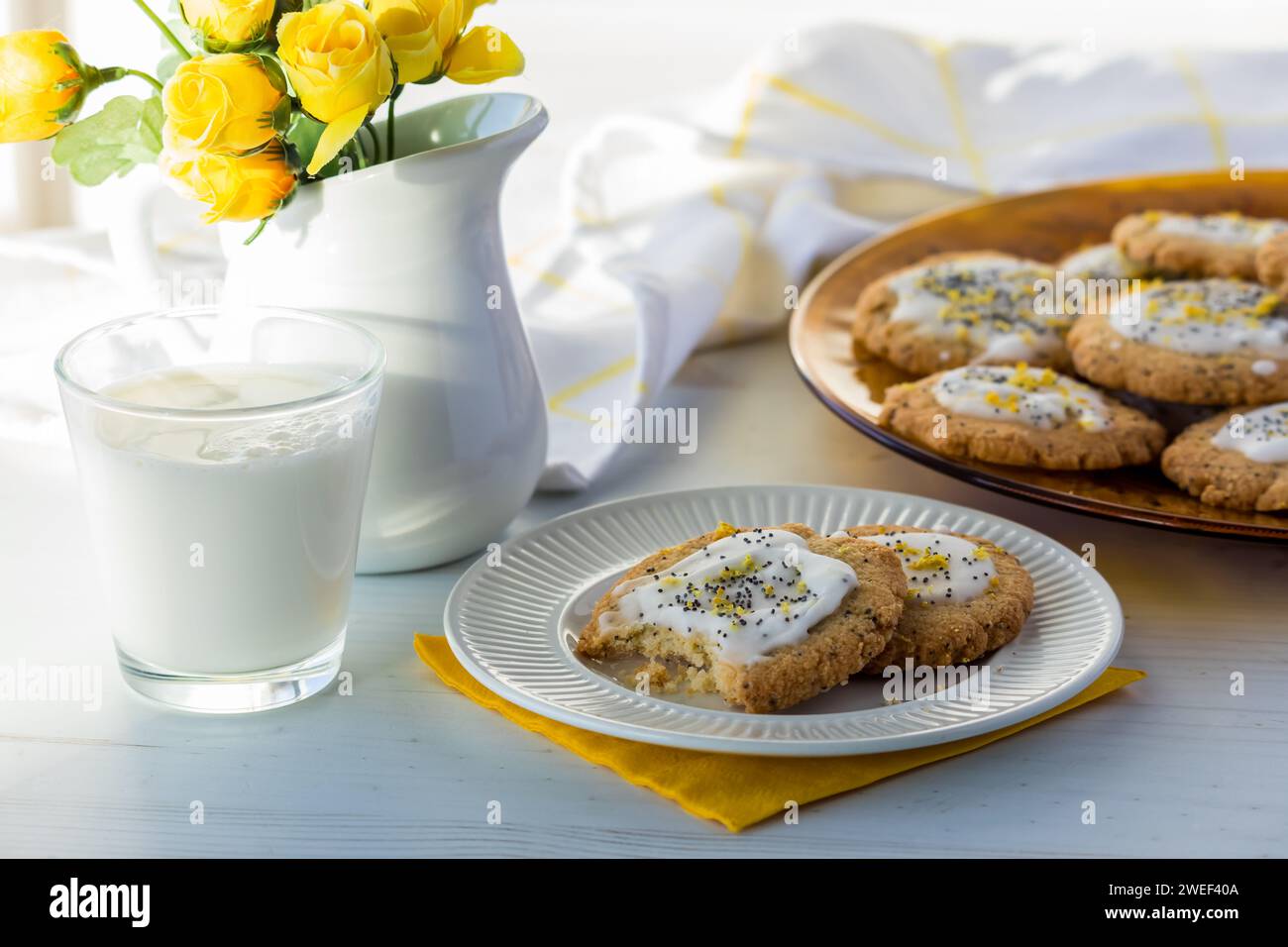 biscotti al limone con semi di pappe serviti con latte fresco. Foto Stock