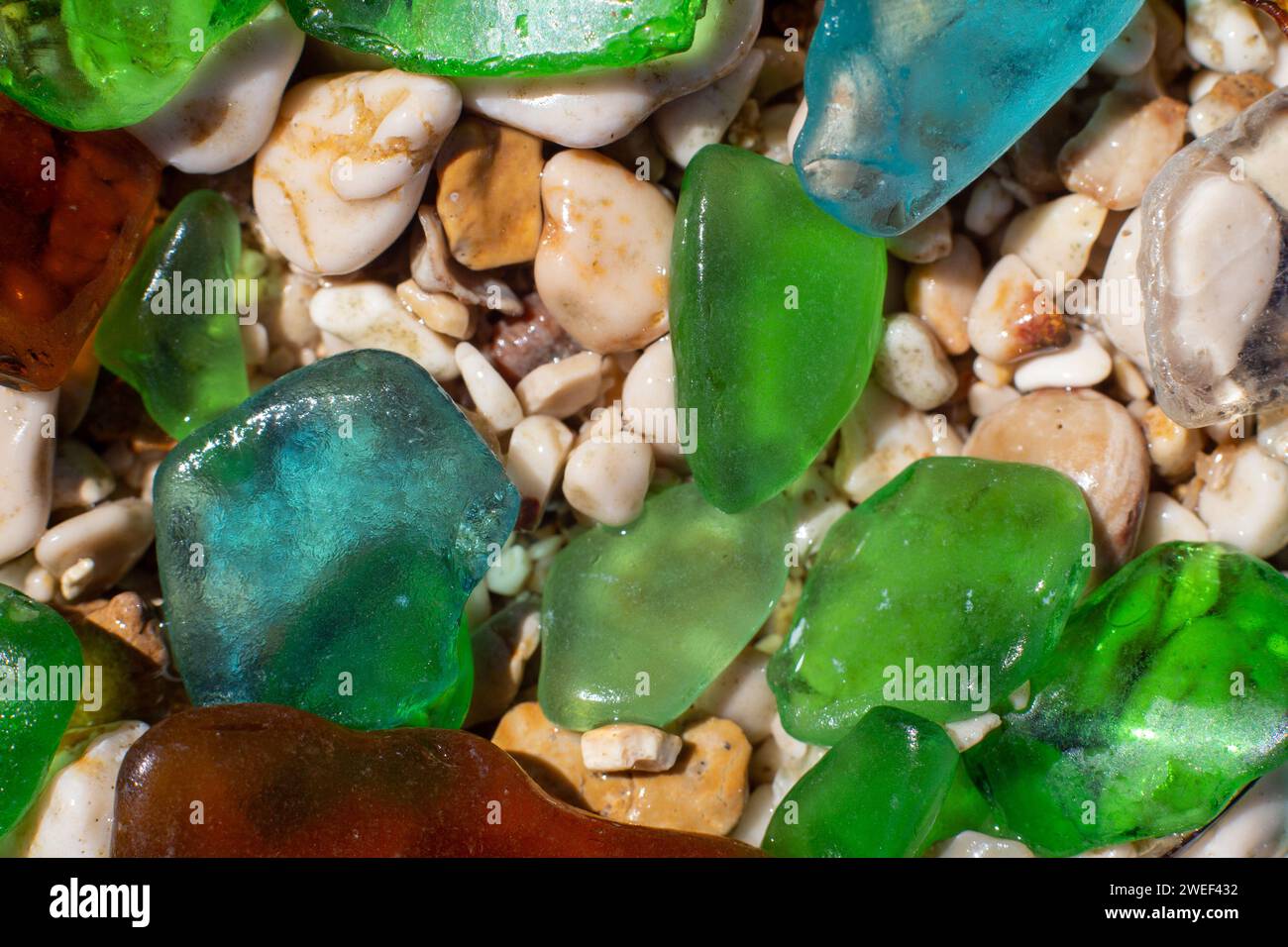 pezzi di vetro su ciottoli della spiaggia Foto Stock