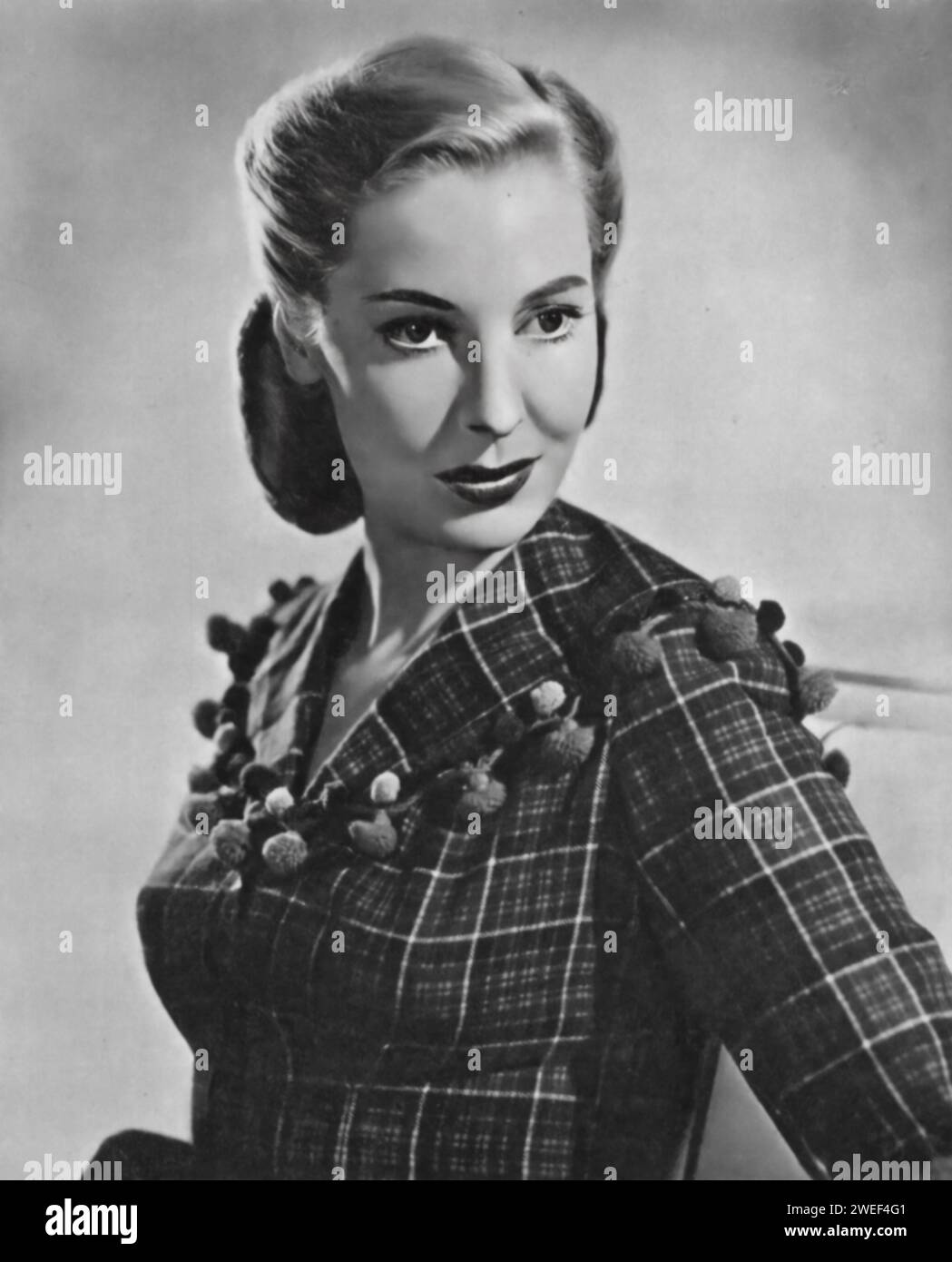 Un ritratto di Valerie Hobson, celebrato per il suo ruolo in "Kind Hearts and Coronets" (1949). In questo classico britannico, Hobson trasuda raffinatezza nei panni di Edith D'Ascoyne, uno dei personaggi aristocratici coinvolti in una commedia oscura di modi. Foto Stock