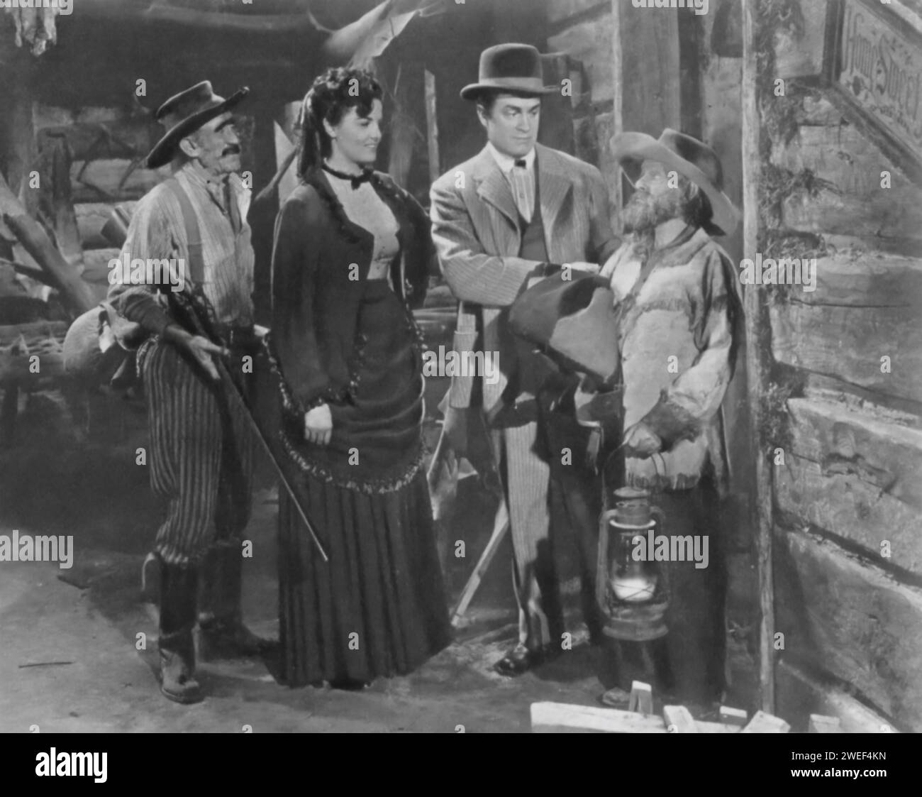 Jane Russell e Bob Hope sono i protagonisti di "The Paleface" (1948), una classica commedia WESTERN. In questo film, Hope interpreta "indolore" Peter Potter, un dentista che diventa involontariamente un eroe nel Vecchio West, mentre Russell interpreta Calamity Jane, un agente sotto copertura dalle sparatorie. Foto Stock