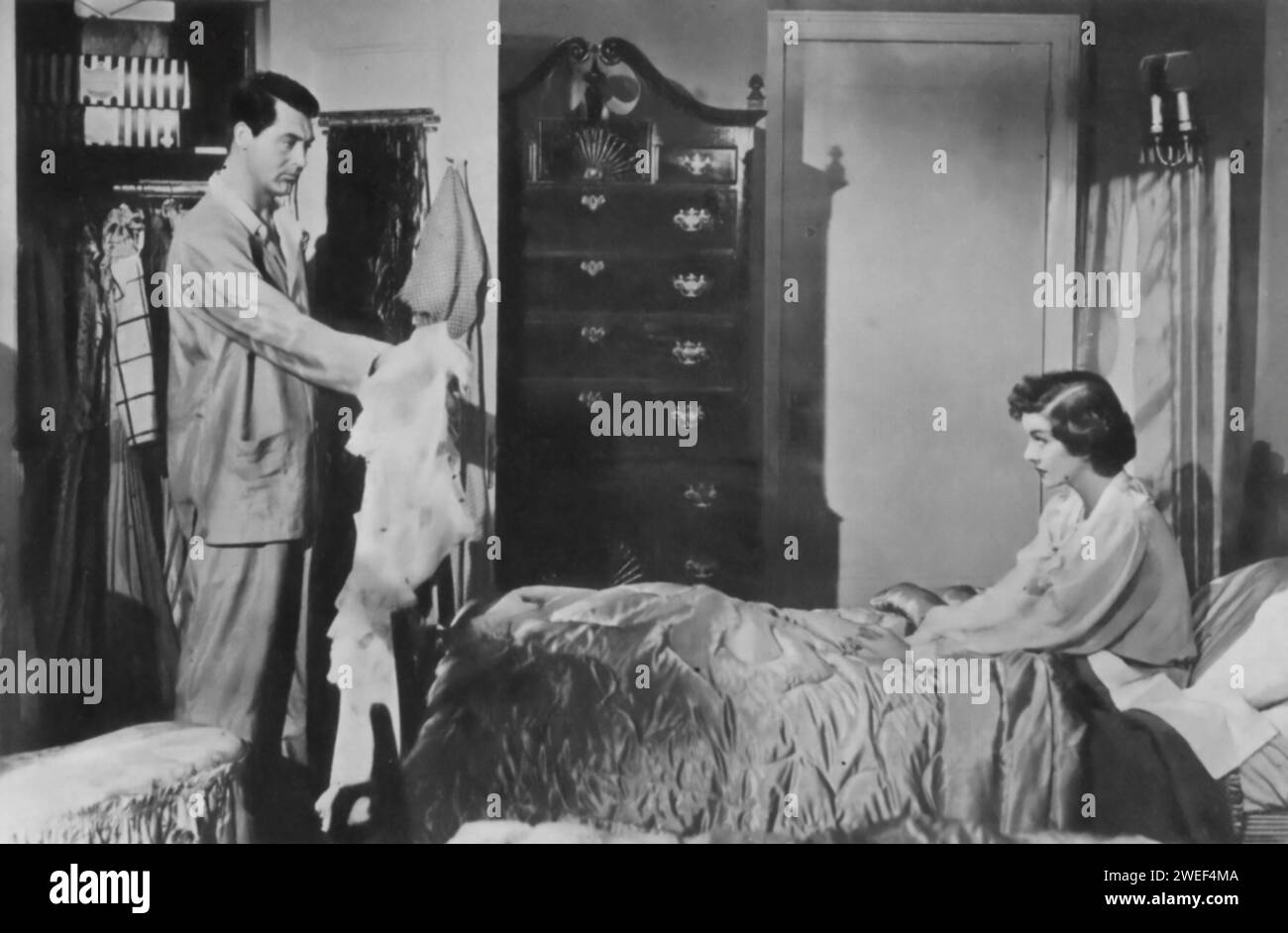 Cary Grant e Myrna Loy sono i protagonisti del film "Mr. Blandings Buildings His Dream House" (1948), una commedia classica. In questo film, Grant interpreta Jim Blandings, un dirigente pubblicitario di New York, mentre Loy interpreta sua moglie, Muriel. La storia segue le vicende dei Blandings che si imbarcano nell'avventura di costruire la loro casa perfetta in campagna, solo per incontrare una serie di scontri comici e sfide. Foto Stock