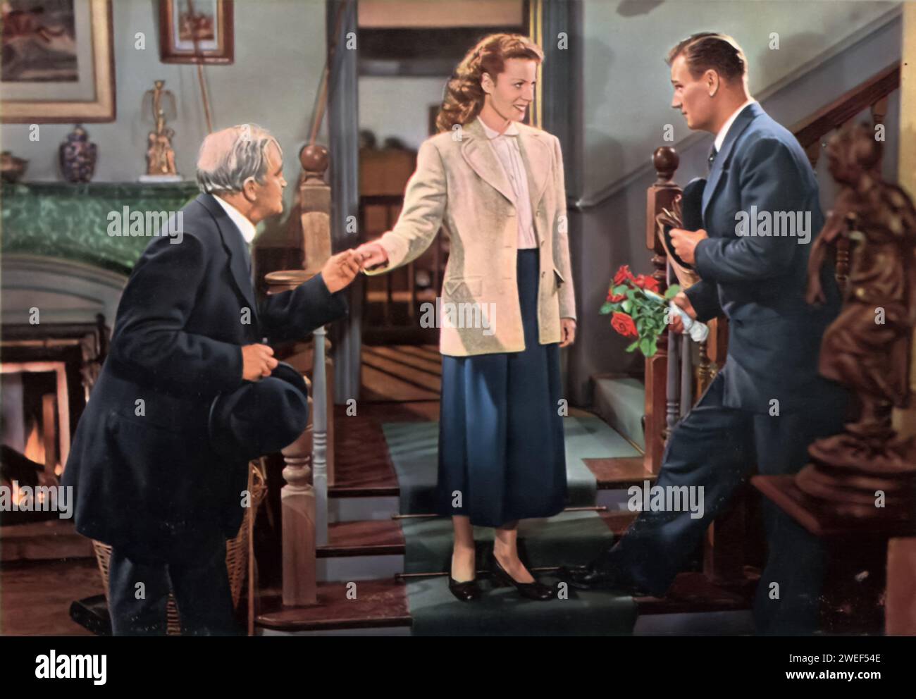 Un ritratto di Barry Fitzgerald, Maureen o'Hara e John Wayne, interpretato in The Quiet Man (1952). In questa amata commedia-dramma romantica, Wayne interpreta Sean Thornton, un americano che torna nella sua casa ancestrale in Irlanda, mentre o'Hara interpreta Mary Kate Danaher, una donna locale ardente e vivace. Fitzgerald aggiunge fascino a Michaleen Oge Flynn, l'acuto e saggio matchmaker locale. Foto Stock