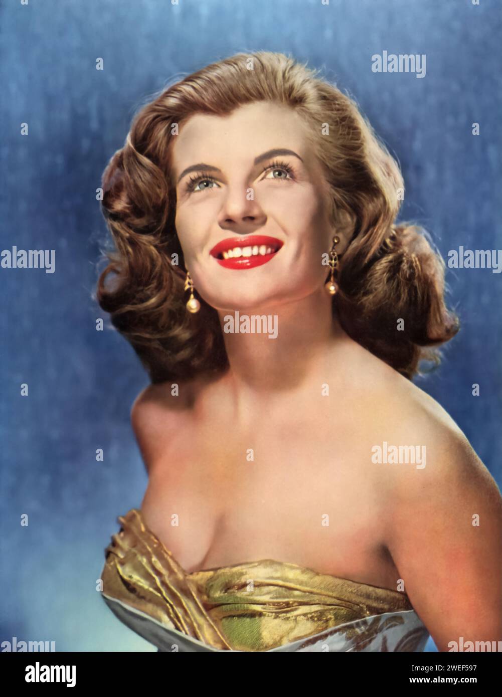 Un ritratto di Corinne Calvet, un'attrice di spicco riconosciuta per il suo ruolo in "Sailor Beware" (1952). In questa commedia classica, Calvet interpreta il personaggio di Mimi, coinvolto in una serie di disavventure umoristiche con i personaggi di Dean Martin e Jerry Lewis, che sono marinai della Marina. Foto Stock