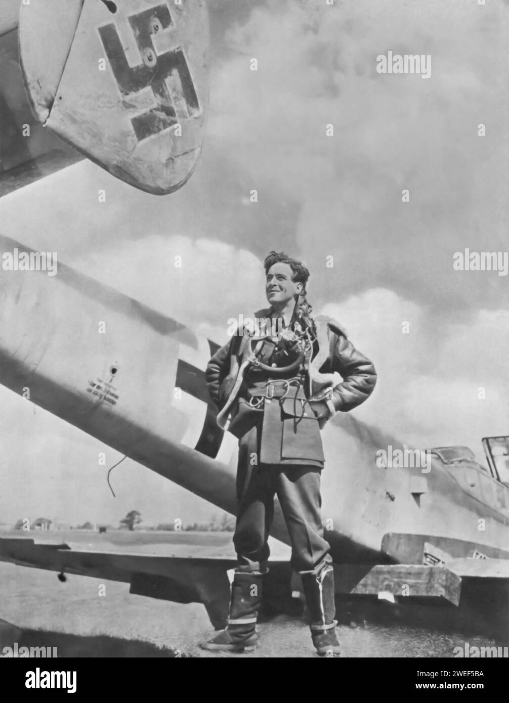 Un ritratto dell'attore John Greson, riconosciuto per i suoi ruoli in film come Angels One Five (1952). In questo film, Greson interpreta il leader dello squadrone Peter Moon, una figura chiave nelle dinamiche battaglie aeree della seconda guerra mondiale Il film approfondisce le sfide e il coraggio dei piloti della RAF, offrendo uno sguardo alla vita e alle lotte all'interno di uno squadrone di caccia. Foto Stock