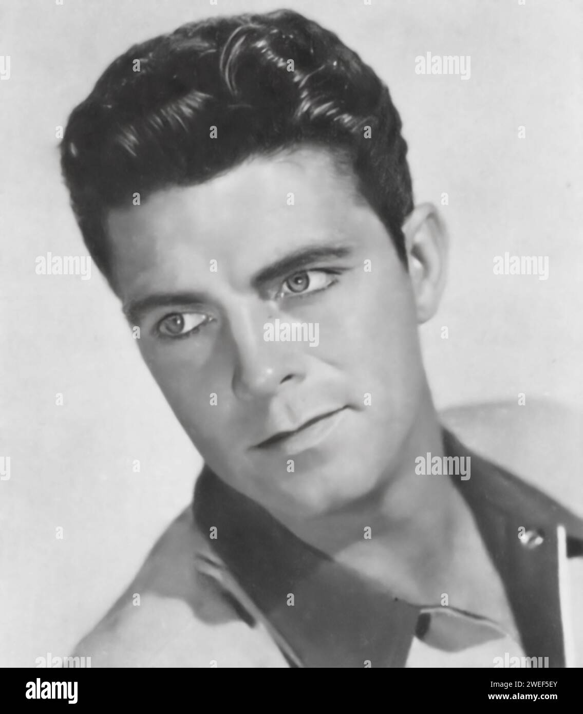 Un ritratto dell'attore Dale Robertson, celebrato per i suoi ruoli in film come 'Golden Girl' (1951). In questo film biografico, Robertson interpreta Tom Richmond, una figura influente nella vita del protagonista del film lotta Crabtree, interpretato da Mitzi Gaynor. Foto Stock