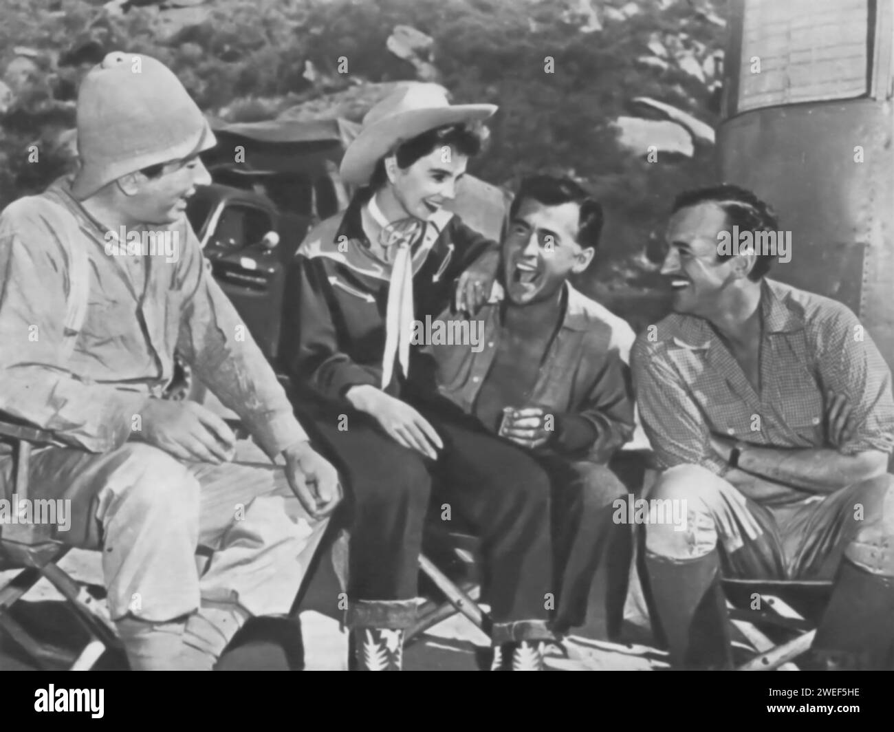 ean Simmons, Stewart Granger, Robert Newton e David Niven sono i protagonisti di "Soldiers Three" (1951), un film d'avventura britannico ambientato nell'India coloniale. Nel film, Granger, Newton e Niven interpretano un trio di sergenti inglesi amanti del divertimento, mentre Simmons appare in un ruolo di supporto. La storia, basata sulle opere di Rudyard Kipling, ruota intorno al cameratismo e alle gesta dei sergenti, catturando l'essenza della vita militare nel Raj britannico. Foto Stock