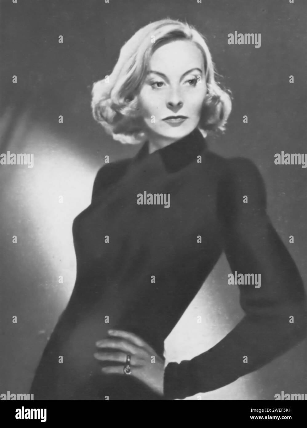 Un ritratto dell'attrice Michèle Morgan, famosa per i suoi ruoli in film come "il momento della verità" (1952). Nel film Morgan interpreta Maria, una donna che si ritrova in un complesso triangolo amoroso, divisa tra suo marito e un nuovo amore. Ambientato sullo sfondo dell'Europa del dopoguerra, il film esplora i tumulti emotivi e le decisioni che Maria deve affrontare. Foto Stock