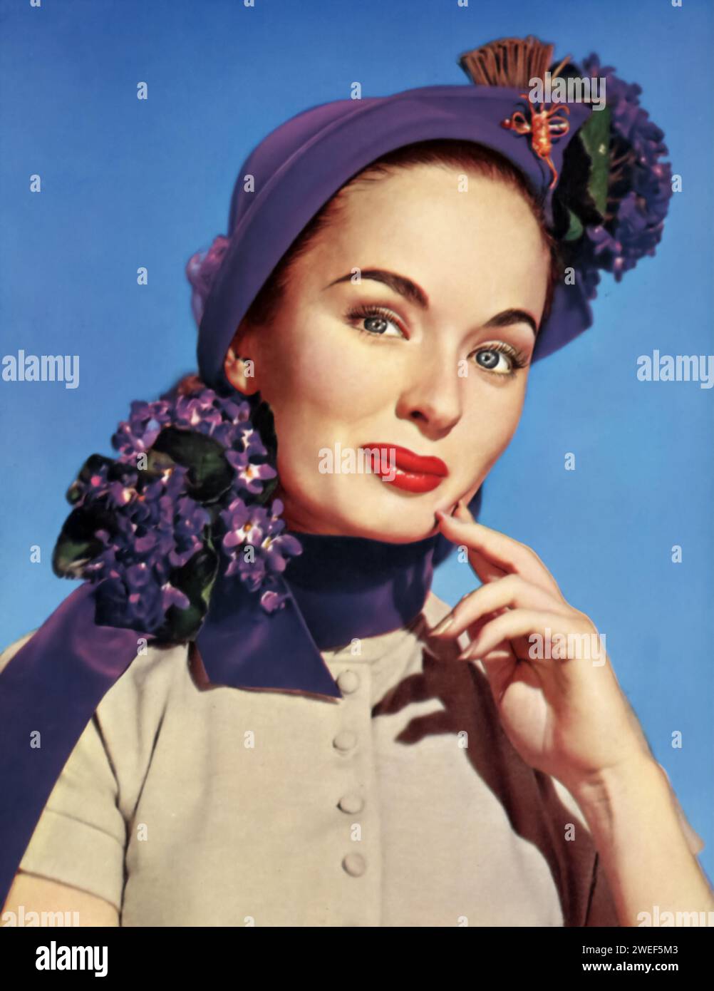 Un ritratto dell'attrice Ann Blyth, celebrata per la sua performance in "Berkeley Square" (1951), conosciuta anche con il titolo "The House in the Square". In questo romantico film fantasy, Blyth interpreta Helen Pettigrew, una donna del XVIII secolo la cui vita si intreccia con una scienziata americana del XX secolo, interpretata da Tyrone Power, che misteriosamente viaggia indietro nel tempo. Foto Stock