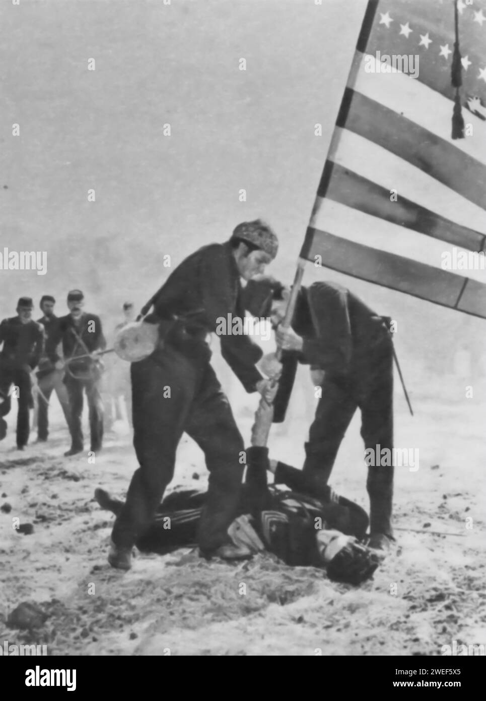 Audie Murphy e Bill Mauldin sono i protagonisti di The Red Badge of Courage (1951), un film di guerra basato sul romanzo classico di Stephen Crane. Audie Murphy, un veterano decorato della seconda guerra mondiale, interpreta il giovane soldato dell'Unione Henry Fleming, mentre Bill Mauldin, un noto fumettista in tempo di guerra, interpreta Tom Wilson. Il film è un'esplorazione psicologica delle paure, dei processi e dell'eventuale eroismo di un soldato nella guerra civile americana. Foto Stock
