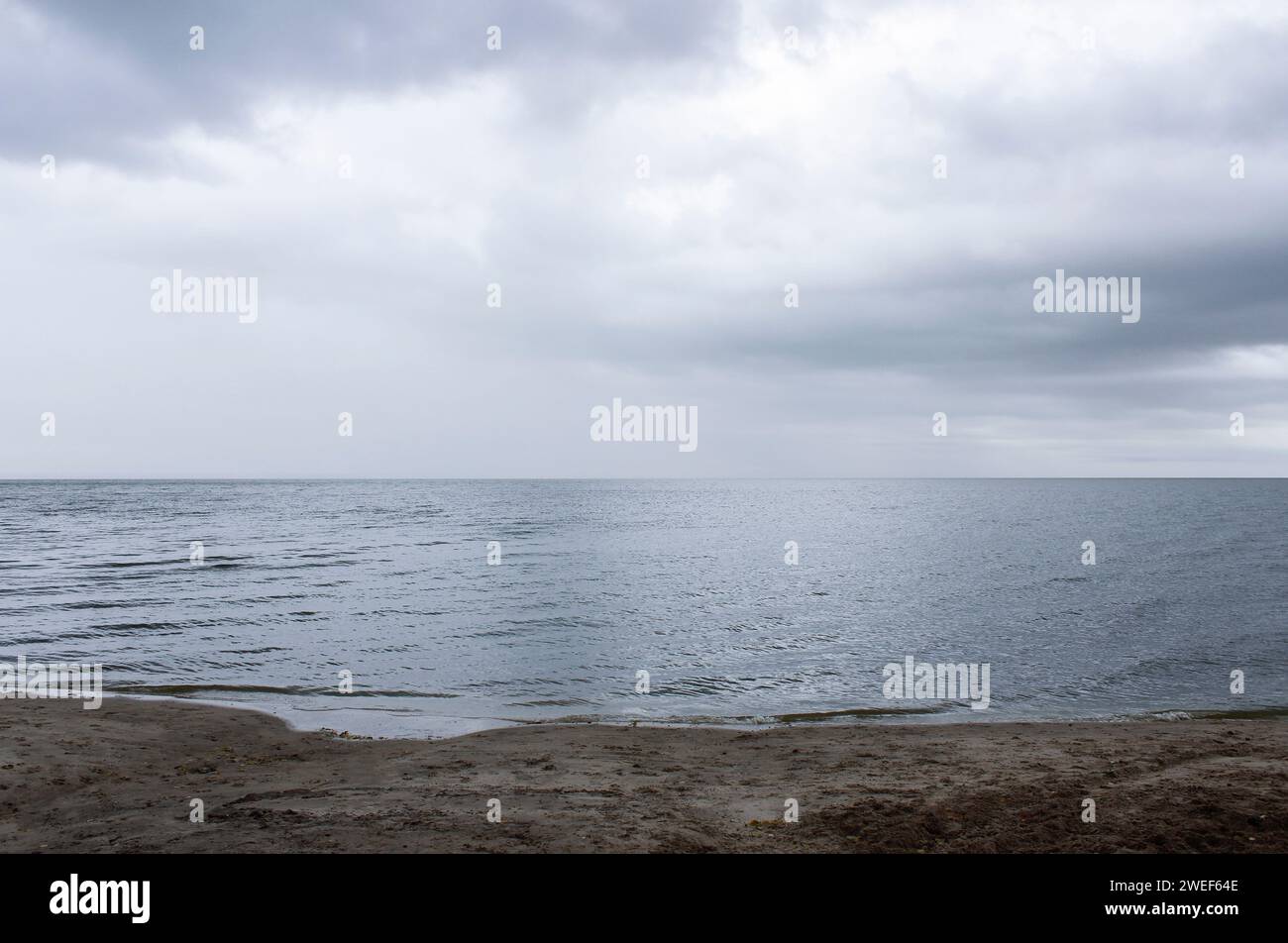 Paesaggio che si affaccia sul mare e sul cielo nuvoloso in autunno Foto Stock