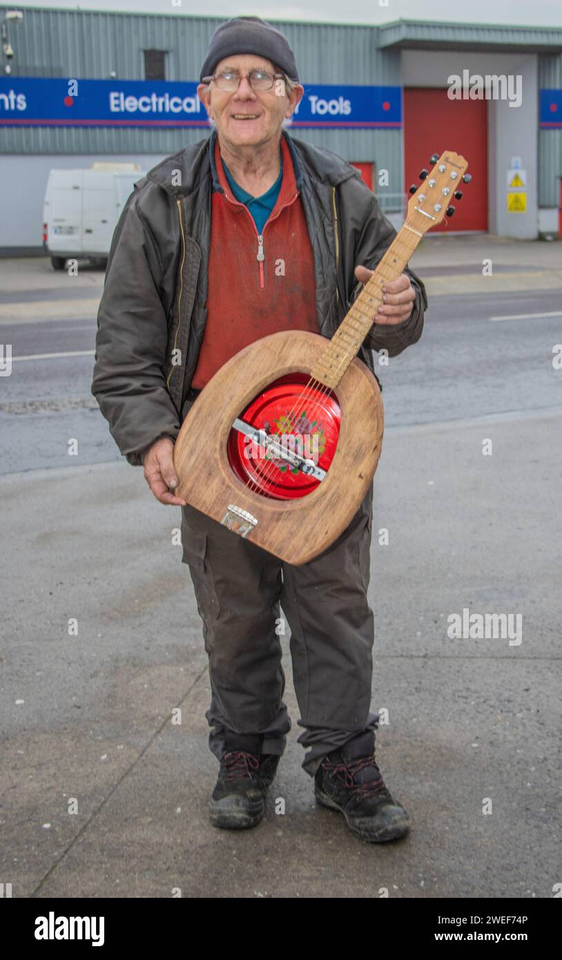 Uomo con chitarra in vecchio gabinetto in legno. Foto Stock