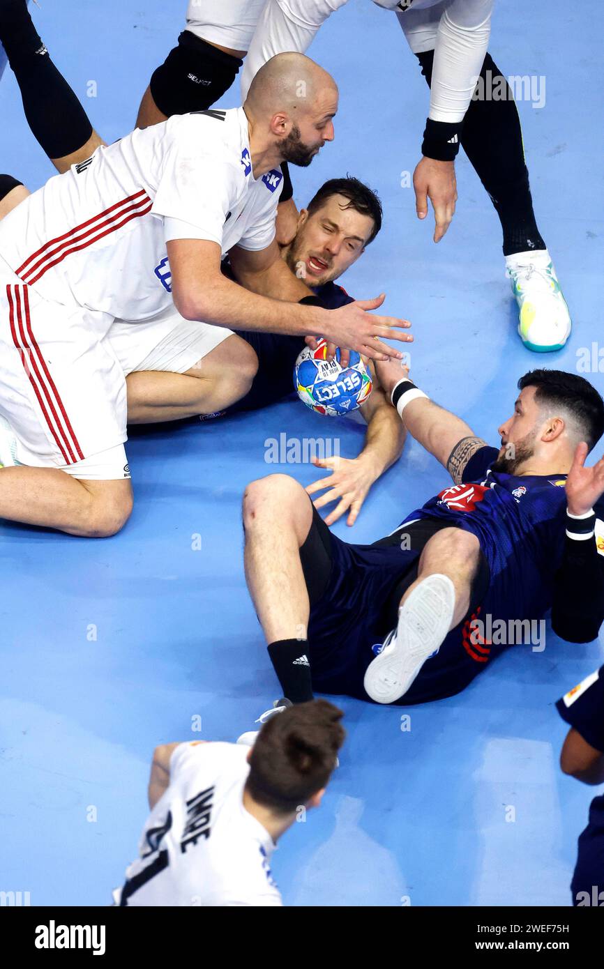 Handball, EHF-Europameisterschaft der Männer Hauptrunde Frankreich (fra) vs. Ungarn (HUN) 35 : 32 AM 24.01.2024 in der Lanxess-Arena a Köln Gabor ANCSIN (HUN), Kentin MAHE (fra) und Nicolas TOURNAT (fra) v.li.n.re.- foto : Norbert Schmidt Foto Stock