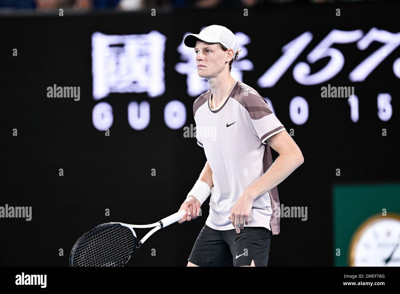 Parigi, Francia. 23 gennaio 2024. Jannik Sinner durante il torneo di tennis del grande Slam agli Australian Open 2024 il 23 gennaio 2024 al Melbourne Park di Melbourne, Australia. Crediti: Victor Joly/Alamy Live News Foto Stock