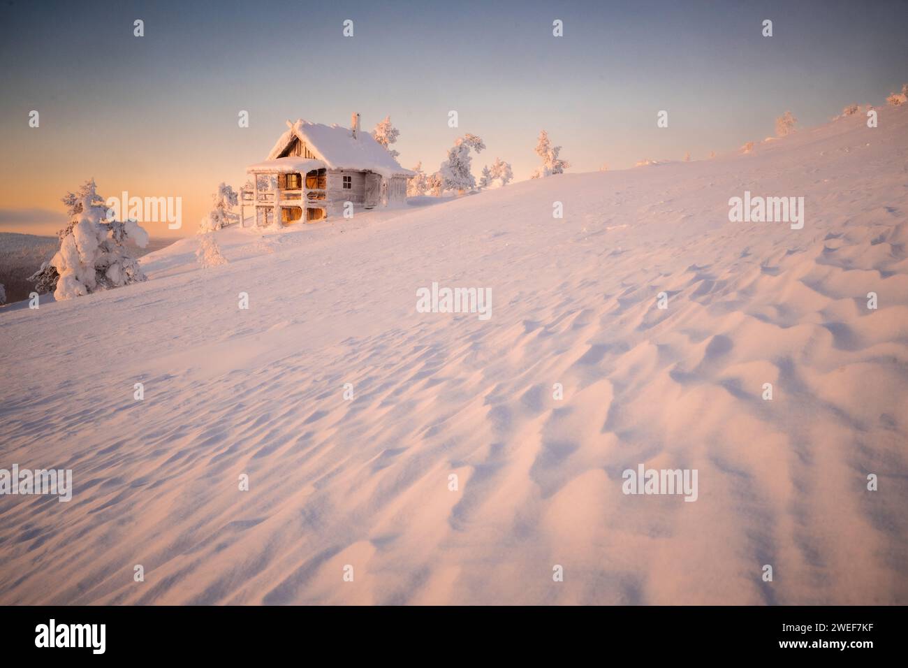 La Santa Cabin su Levi cadde a Sirkka, Finlandia, lapponia, al tramonto in inverno. La cabina di Babbo Natale a Levi, è stata realizzata per il film Christmas Story Joulutari Foto Stock