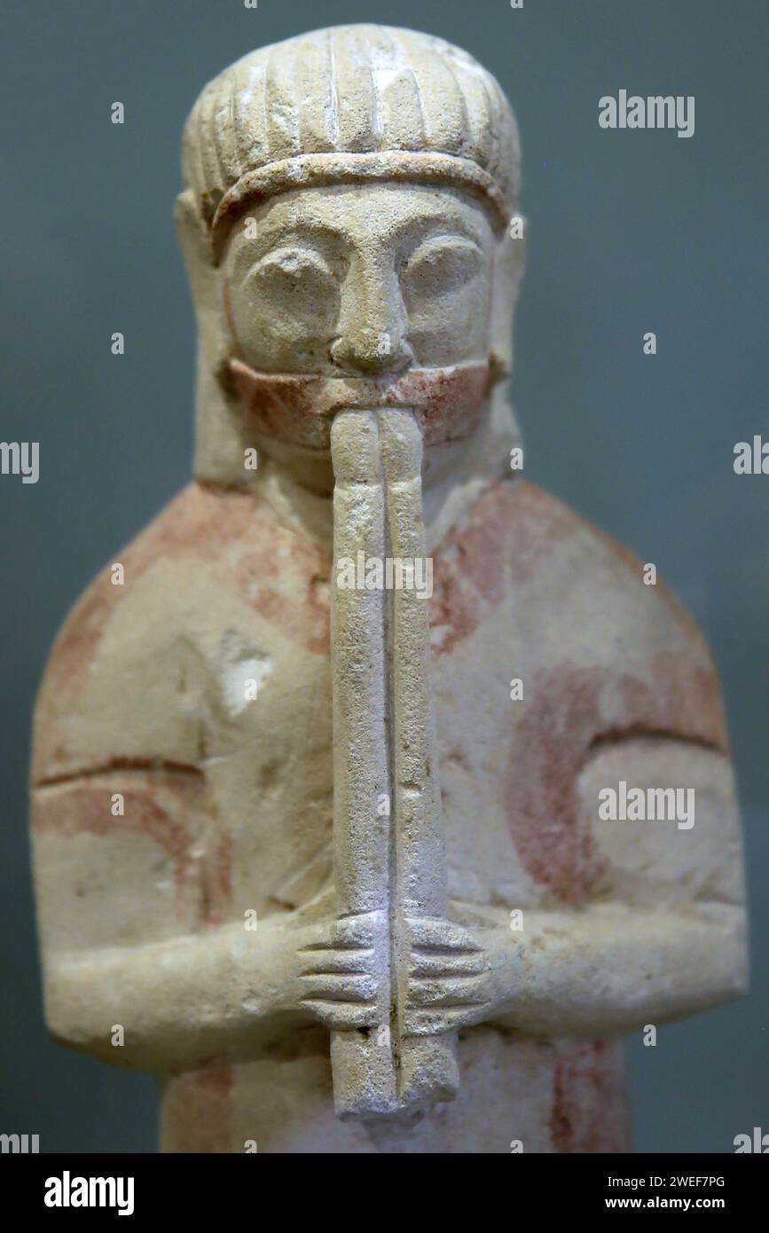 Musicista che suona un doppio flauto. Metà del vi secolo a.C. Da Cipro. Pietra calcarea verniciata. Museo Barracco. Roma. Foto Stock